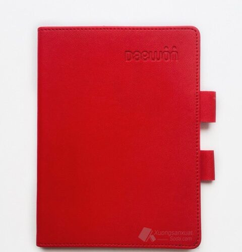 Bộ Gift Set Sổ Dán Gáy Bìa Da Daewon 169 + Bút Khắc Logo