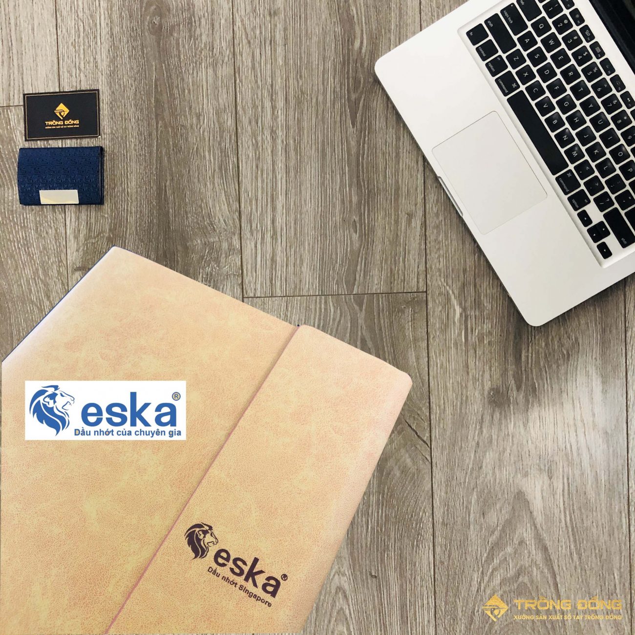 Logo ESKA được ép nhiệt nổi bật trên bề mặt da PU cao cấp