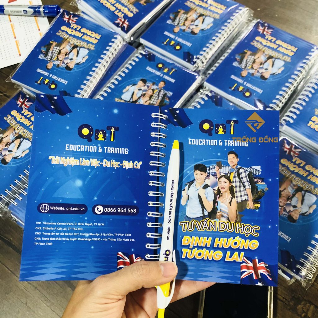 nhan-lam-so-tay-va-in-but-bi-theo-yeu-cau-lam-qua-tang-doanh-nghiep