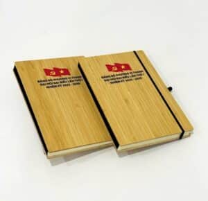 Bộ Quà Tặng Đại Hội In Logo - Sổ tay a5 bìa tre + Bút Tre + Hộp Giấy - xuongsanxuatsoda.com