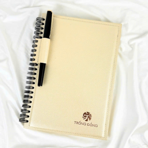 Sổ Lò Xo Bìa Da In Logo – Sổ Tay AN NHÃ Có Dắt Bút Da